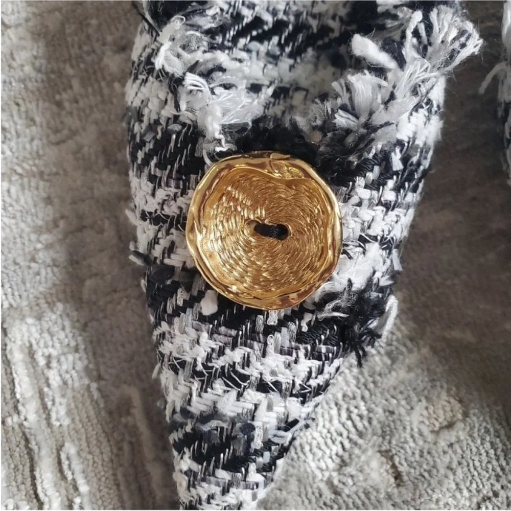 $1,129 Balenciaga Black and White Heels with Chic Tweed Design - Picture 4 of 12